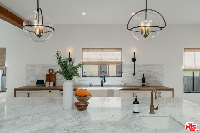 1280 S Sycamore Avenue, Los Angeles CA: https://media.crmls.org/mediaz/d9f2add8-0369-4b7c-bc21-2d5c283a27c1.jpg