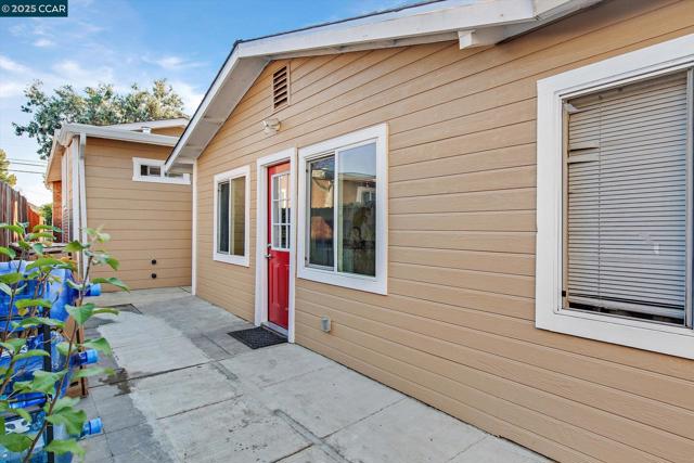 2027 83Rd Ave, Oakland CA: https://media.crmls.org/mediaz/d9f2b849-52b3-4a7d-965f-83613854074e.jpg