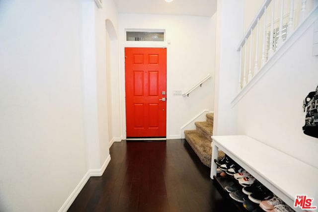 9009 S Calvin Way, Inglewood CA: https://media.crmls.org/mediaz/d9f2b92f-7ace-4b78-a6af-56d0f35fa659.jpg
