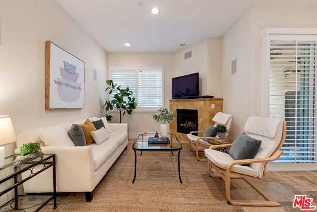 16123 W SUNSET Boulevard, Pacific Palisades CA: https://media.crmls.org/mediaz/d9f2cfd5-ba6d-4c0d-852b-cb42f69d5d66.jpg