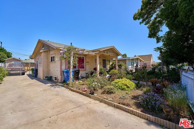 2912 5th Avenue, Los Angeles CA: https://media.crmls.org/mediaz/d9f2e002-46f2-4113-b2d7-1e77e7bbd5cc.jpg