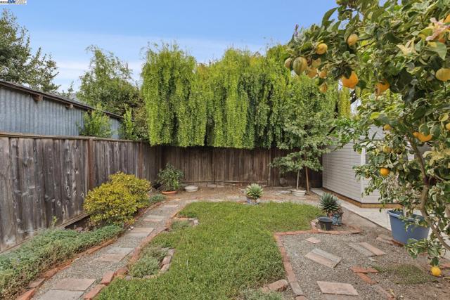 3215 Liberty Ave, Alameda CA: https://media.crmls.org/mediaz/d9f2edda-ce05-4b69-96a9-6060df361fad.jpg