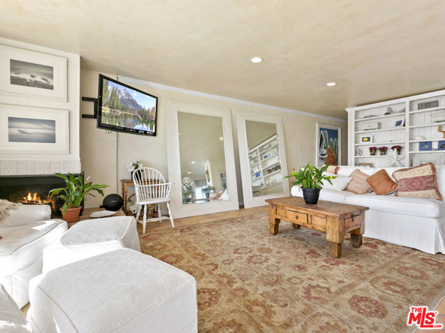 22626 Pacific Coast Highway, Malibu CA: https://media.crmls.org/mediaz/d9f32f61-7df3-4c7c-908c-b03f55179fcc.jpg