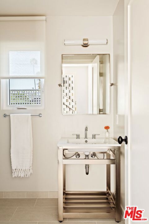 825 Coeur D Alene Avenue, Venice CA: https://media.crmls.org/mediaz/d9f3f5c4-9eb8-4119-89b4-f5a53ff88e7a.jpg