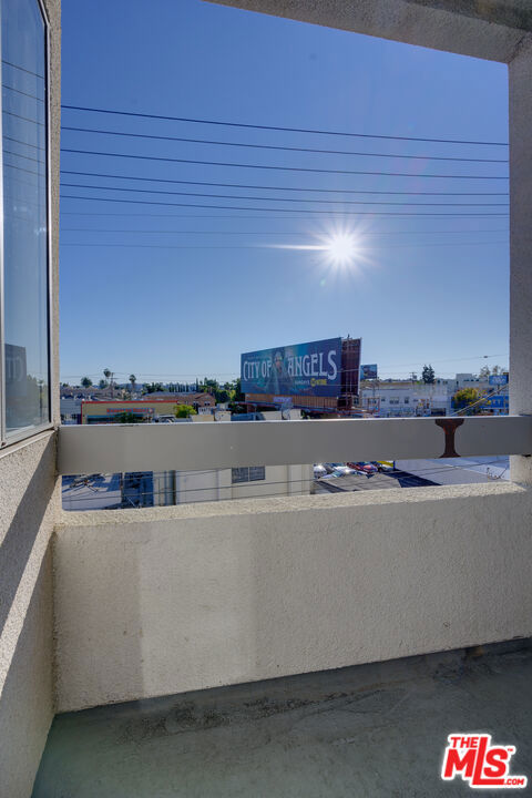 https://media.crmls.org/mediaz/d9f5c8fc-f716-4aa0-955a-d9cacbefd55e.jpg?preset=X-Large