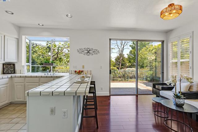 131 Diapian Bay, Alameda CA: https://media.crmls.org/mediaz/d9f6bc04-10a7-4c70-96f4-4c240f8ecf2d.jpg