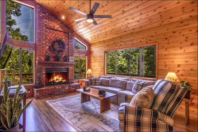24561 Lakeview Drive, Idyllwild CA: https://media.crmls.org/mediaz/d9f78058-82c4-42f7-83d8-d0c6a65cfbe2.jpg