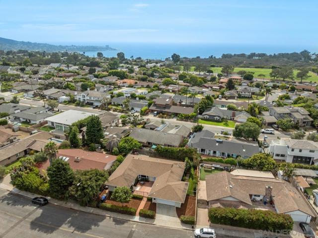 8874 La Jolla Scenic Dr N, La Jolla CA: https://media.crmls.org/mediaz/d9fa8977-524a-43f3-beee-758c3991f9e9.jpg
