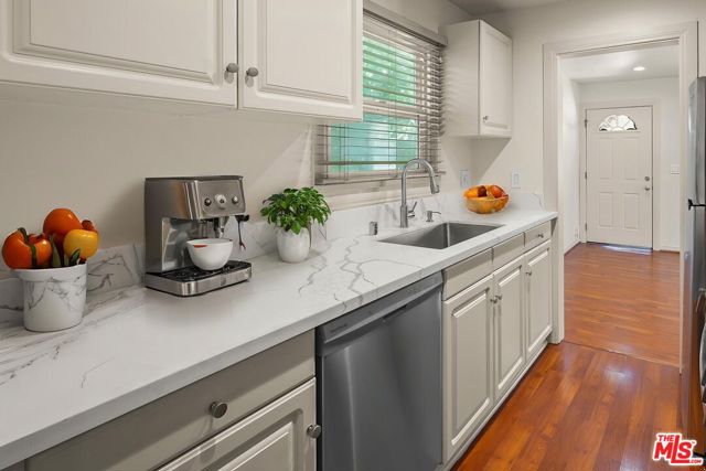 1043 1/2 N La Jolla Avenue, Los Angeles CA: https://media.crmls.org/mediaz/d9fac558-6ab2-4974-9ce9-dbc2852f5968.jpg