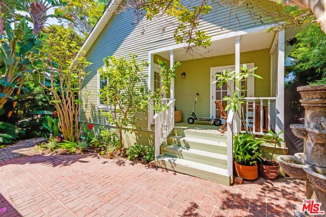 866 N Doheny Drive, West Hollywood CA: https://media.crmls.org/mediaz/d9fbe0de-9864-4ef0-ada4-853cb8c8227c.jpg