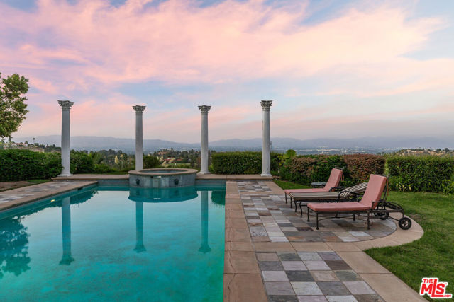 19016 Devonport Lane, Tarzana CA: https://media.crmls.org/mediaz/d9fd2ae7-e70d-457e-8eb6-40027eeadab8.jpg