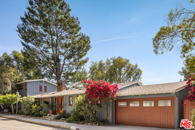 2415 Castilian Drive, Los Angeles CA: https://media.crmls.org/mediaz/d9fd40c3-97e5-42e4-87da-68db5440742f.jpg