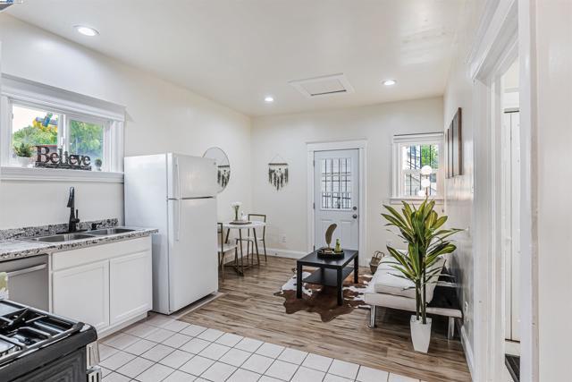 2211 24Th Ave, Oakland CA: https://media.crmls.org/mediaz/d9fd856b-5b79-4dd3-961b-fe7f22b666c5.jpg
