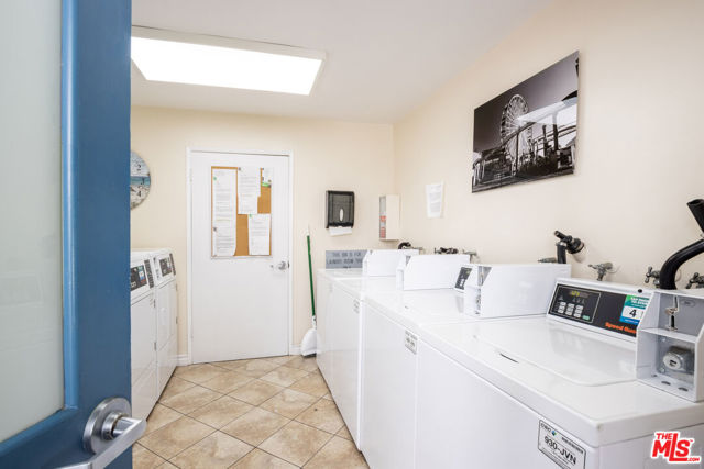 2721 2nd Street, Santa Monica CA: https://media.crmls.org/mediaz/d9fdeee2-96a4-4a3c-84c5-9088a7cb1969.jpg