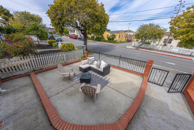 739 W Franklin Street, Monterey CA: https://media.crmls.org/mediaz/d9fdf557-c4fd-4ee7-9c0d-9e7f08812e37.jpg
