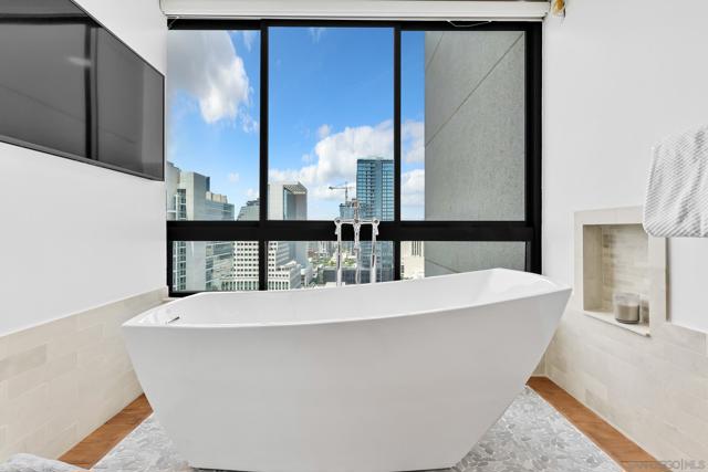 700 Front St, San Diego CA: https://media.crmls.org/mediaz/d9fe1a66-fb3b-4f8a-b882-5ec20be4becf.jpg