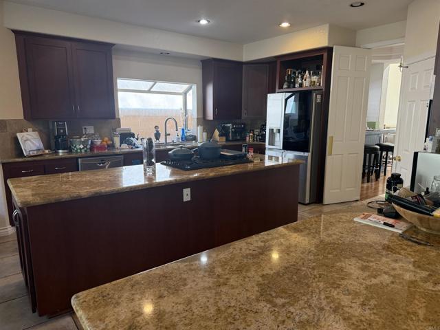 Detail Gallery Image 5 of 7 For 4980 Beauchamp Ct, San Diego,  CA 92130 - 6 Beds | 5 Baths