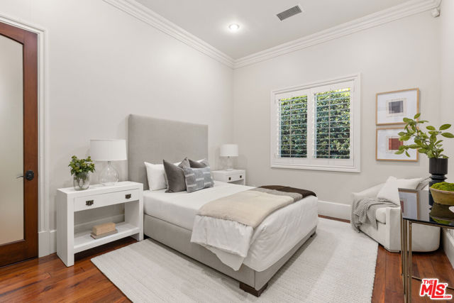 13845 Magnolia Boulevard, Sherman Oaks CA: https://media.crmls.org/mediaz/d9ff5489-0f87-494c-8701-4d0cb3ba1c3f.jpg