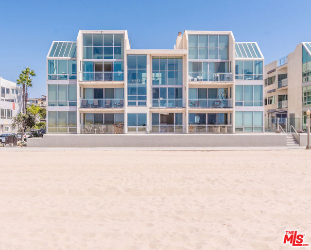 5205 Ocean Front Walk, Marina del Rey CA: https://media.crmls.org/mediaz/d9ffdb1b-f165-4a79-ac11-0509d0586c4e.jpg