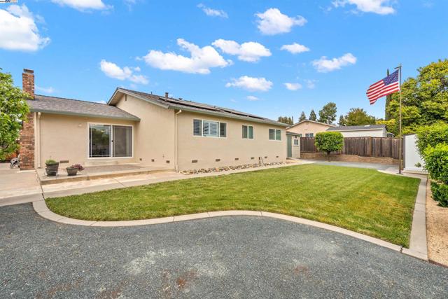 2845 Briarwood Dr, Livermore CA: https://media.crmls.org/mediaz/d9ffe297-4b51-4846-ab39-32d7224355d7.jpg