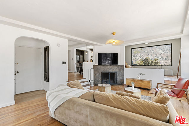 11320 Alethea Drive, Sunland CA: https://media.crmls.org/mediaz/d9fffceb-c5ff-40db-8dd0-67c1de41bfc1.jpg