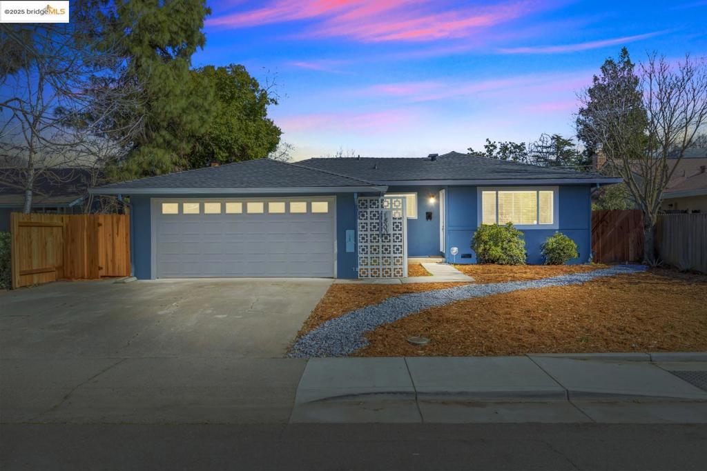 1800 Manzanita LN