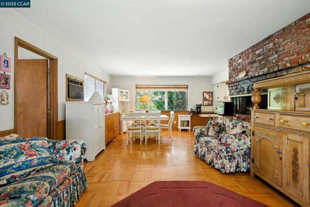 3363 Mcgraw Ln, Lafayette CA: https://media.crmls.org/mediaz/da007c28-8a5a-4958-9ad0-ebb93fcb0b74.jpg