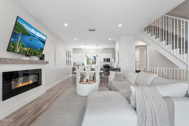 5664 Hazeltine Avenue, Sherman Oaks CA: https://media.crmls.org/mediaz/da00ab47-8daa-493a-b419-71e2884e5730.jpg