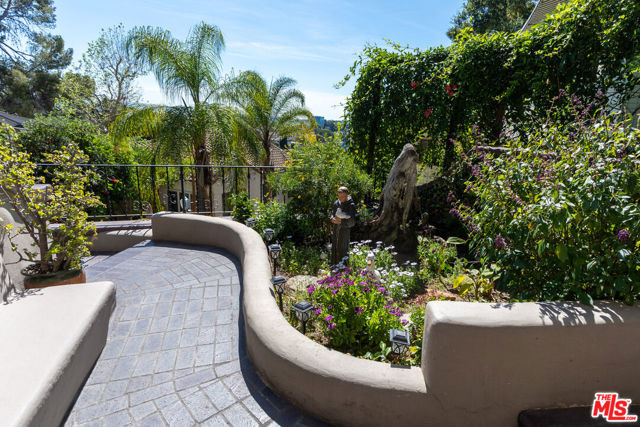 769 Bonita Drive, South Pasadena CA: https://media.crmls.org/mediaz/da00ad5d-cd19-4f5d-999c-6af033a42ee5.jpg