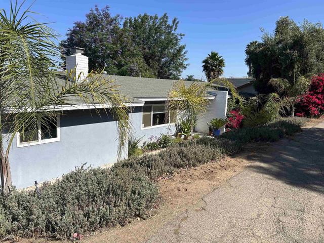1190 Robertson Dr, Escondido CA: https://media.crmls.org/mediaz/da018ca7-199a-4356-9cf2-8b41c20d9b9f.jpg