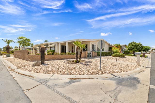 39551 Hidden Water Place, Palm Desert CA: https://media.crmls.org/mediaz/da01d9c6-6464-4bc4-afd3-f1f53406e9c1.jpg