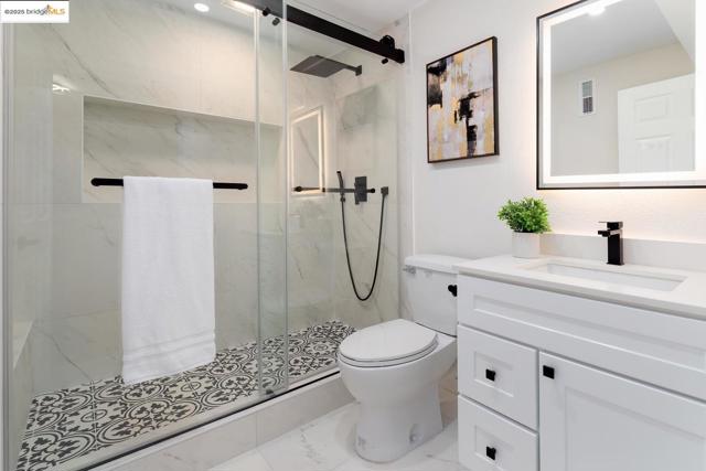 1515 Hampel St, Oakland CA: https://media.crmls.org/mediaz/da020d15-b78a-4ad9-9784-00fb79c6c1b3.jpg