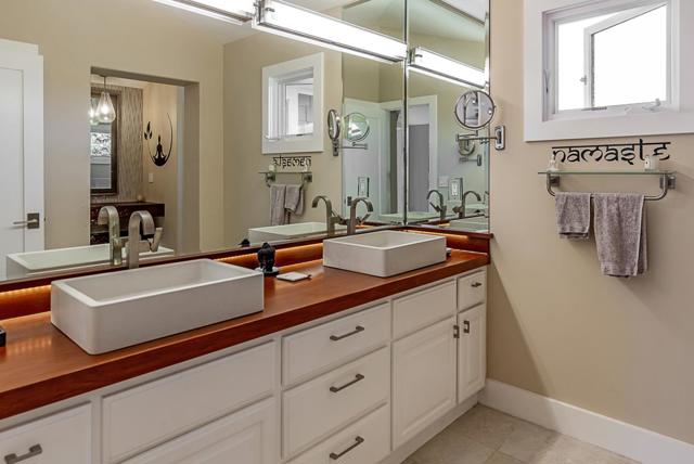 625 W Glen Way, Woodside CA: https://media.crmls.org/mediaz/da029435-5e34-43db-bcb6-e828416a4465.jpg