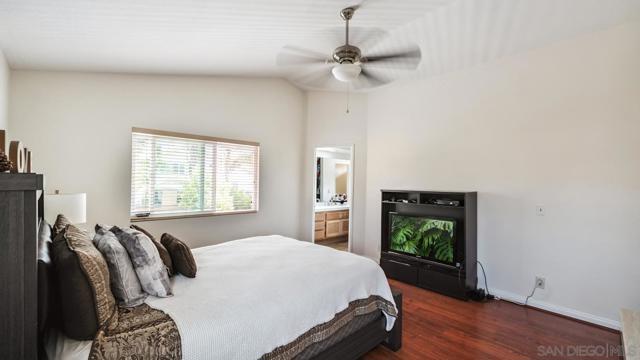 27468 Rosebay Ct, Temecula CA: https://media.crmls.org/mediaz/da03899f-32cf-4124-927e-1511d7dcac3c.jpg