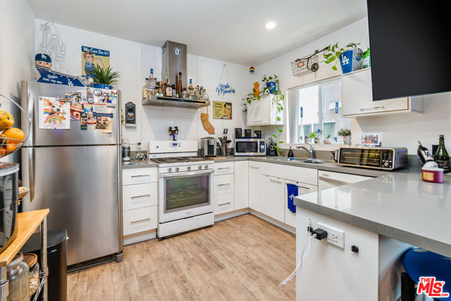 845 N Bunker Hill Avenue, Los Angeles CA: https://media.crmls.org/mediaz/da044540-287c-4cf1-aa9c-f2abc2bae873.jpg