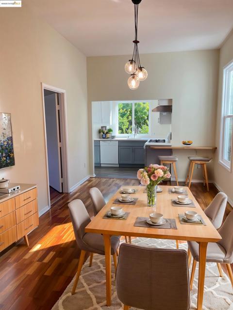 861 20Th St, Oakland CA: https://media.crmls.org/mediaz/da046793-051c-4a01-994e-6b07f38cbe0d.jpg
