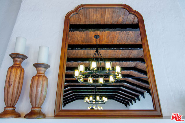 336 N Orange Drive, Los Angeles CA: https://media.crmls.org/mediaz/da05de7a-d786-45ed-9b00-3e9837b3b8e4.jpg