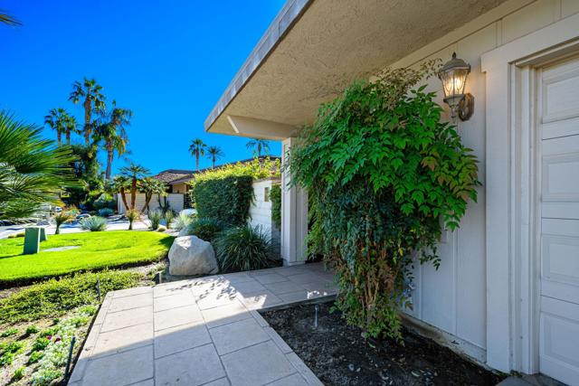 13 Duke Drive, Rancho Mirage CA: https://media.crmls.org/mediaz/da062e4d-a1d6-4e40-9af0-adecfb0f8bd0.jpg