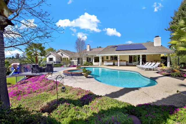 1033 1035 Summit Trl, Escondido CA: https://media.crmls.org/mediaz/da0678ff-e04d-44dc-ae79-0e78e2cdd248.jpg