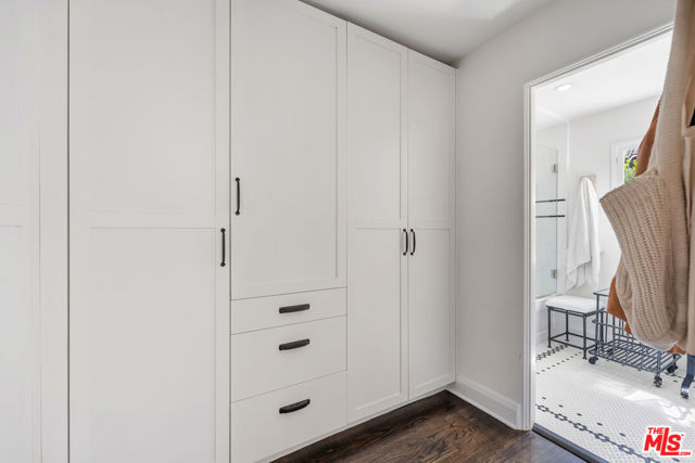 233 S Saltair Avenue, Los Angeles CA: https://media.crmls.org/mediaz/da06abc9-f098-4999-9753-6b51ae63a7e9.jpg