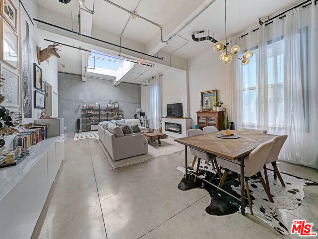 738 S Los Angeles Street, Los Angeles CA: https://media.crmls.org/mediaz/da087cd8-1949-4b7b-b177-30f607eb6b4c.jpg