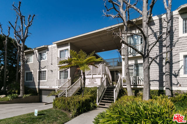 4859 Coldwater Canyon Avenue, Sherman Oaks CA: https://media.crmls.org/mediaz/da088d20-cf12-4511-8321-d74e69a3f03b.jpg