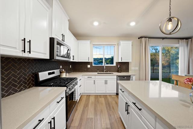 28079 Harvest Ct, Valley Center CA: https://media.crmls.org/mediaz/da08b583-5215-4681-9ec8-1c295ed2138c.jpg