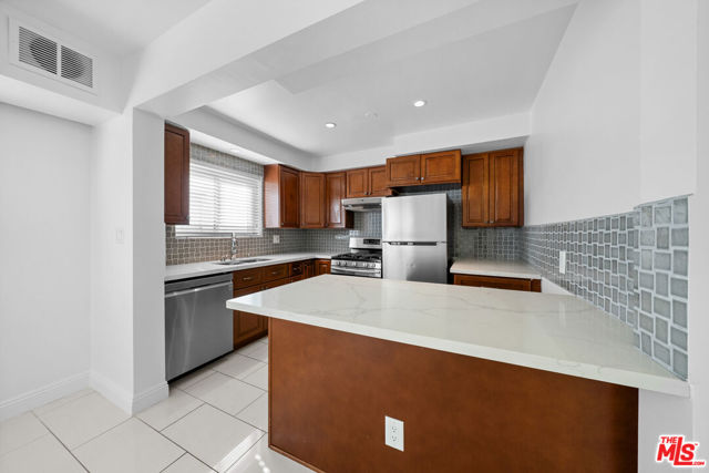 148 S Reeves Drive, Beverly Hills CA: https://media.crmls.org/mediaz/da08f83a-b705-4c09-8250-47b2d1b38abf.jpg