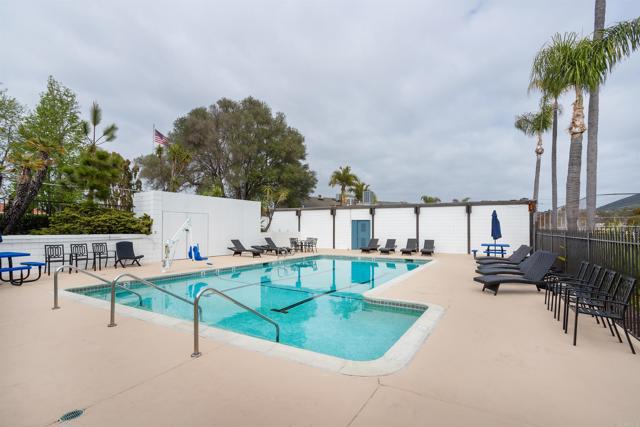1564 Via Brisa Del Lago, San Marcos CA: https://media.crmls.org/mediaz/da08fad5-12d3-4339-9a9e-a041b9adc242.jpg