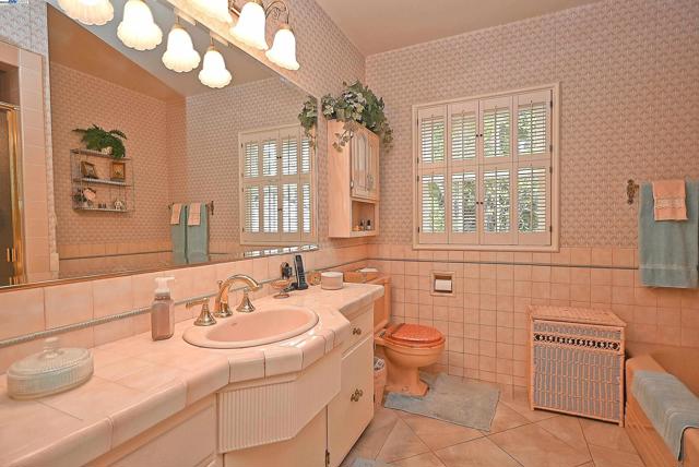 1380 E Juana Ave, San Leandro CA: https://media.crmls.org/mediaz/da098077-08b8-46a6-bbeb-26ba372aab72.jpg