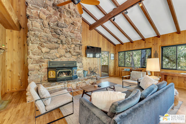 26540 Crestview Drive, Idyllwild CA: https://media.crmls.org/mediaz/da09d7b7-c963-46c2-be2d-6c090927f9b6.jpg