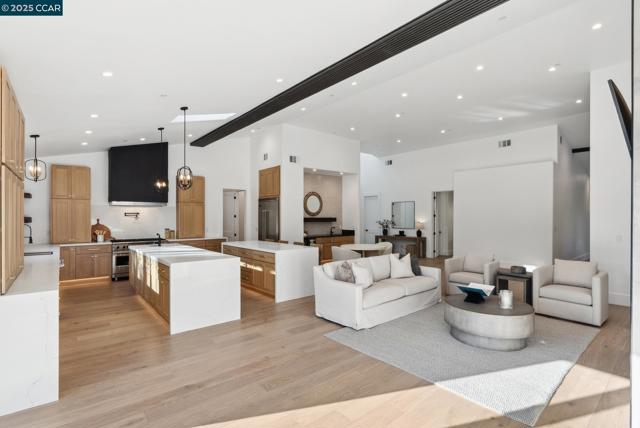 17 Julianne Ct, Walnut Creek CA: https://media.crmls.org/mediaz/da0aae30-d767-4a9d-acf6-5d56f1b1ffaa.jpg