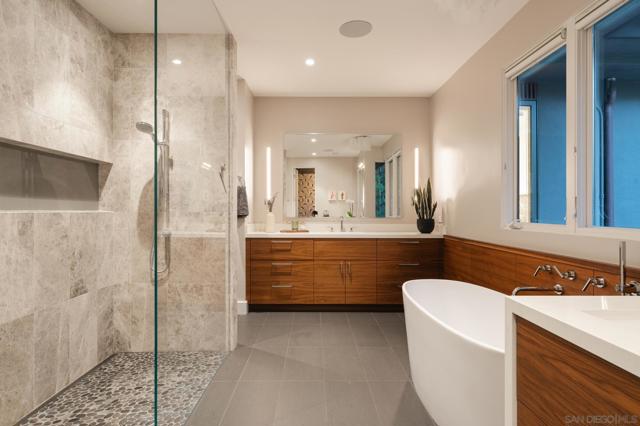 404 Pine Needles, Del Mar CA: https://media.crmls.org/mediaz/da0b10a6-4d42-4e6a-b8c6-6114643ca742.jpg