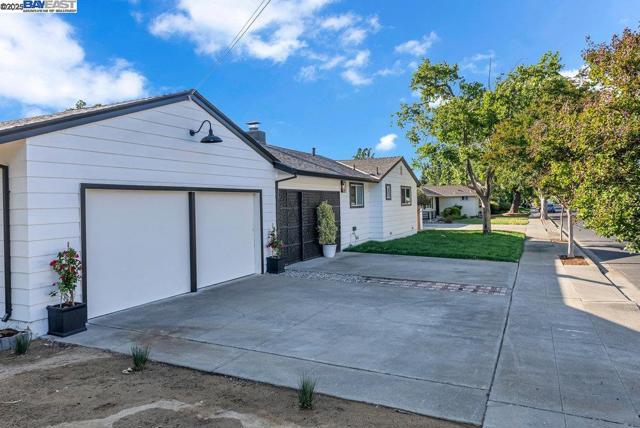 4374 Emory Way, Livermore CA: https://media.crmls.org/mediaz/da0bd388-e53d-42c4-a1af-a17ca8892c84.jpg